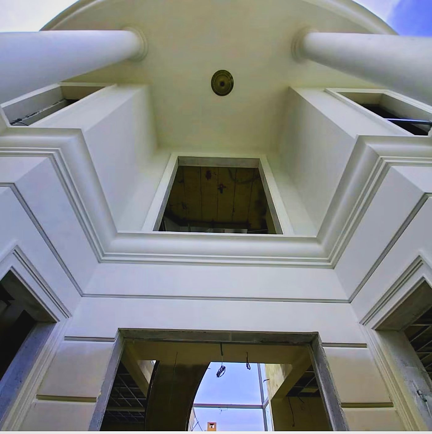מבט מלמטה לחצר פנימית בבית