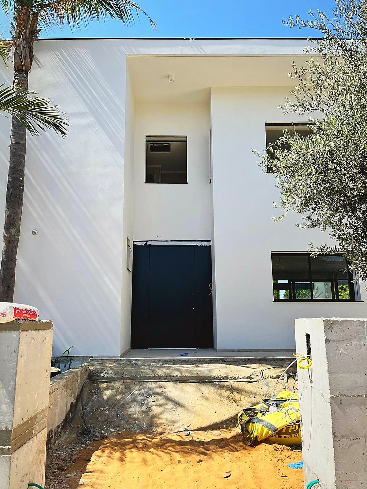 בית פרטי לבן בשלבי גמר